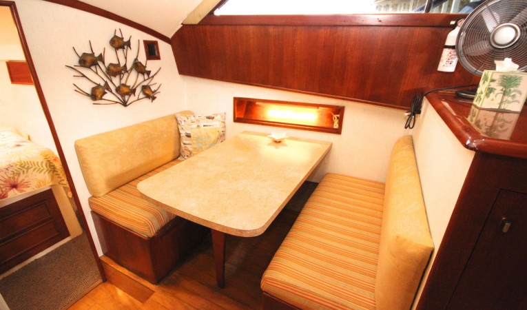 35 Ocean Yachts Dinette 2