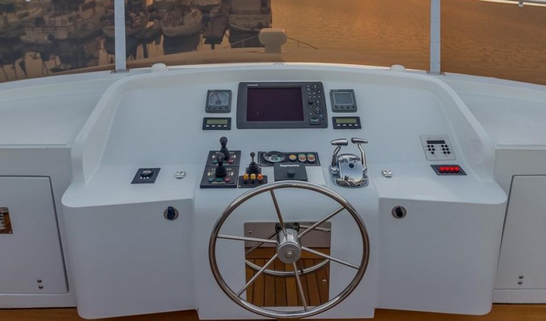 120 Platinum Fly Bridge Helm