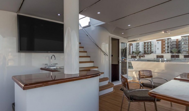120 Platinum Main Deck Lounge w Wet Bar