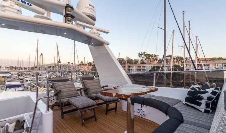 120 Platinum Fly Bridge Lounge