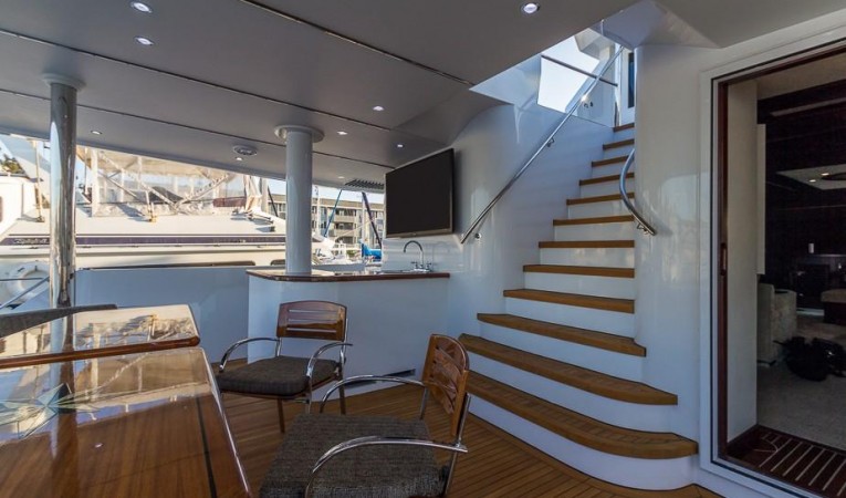 120 Platinum Main Deck Wet Bar