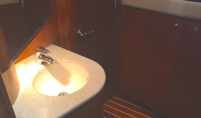 44 Tiara Guest Stateroom Vanity
