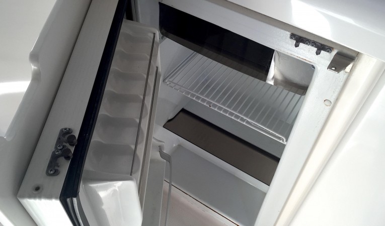 44 Tiara Wet Bar Mini Fridge