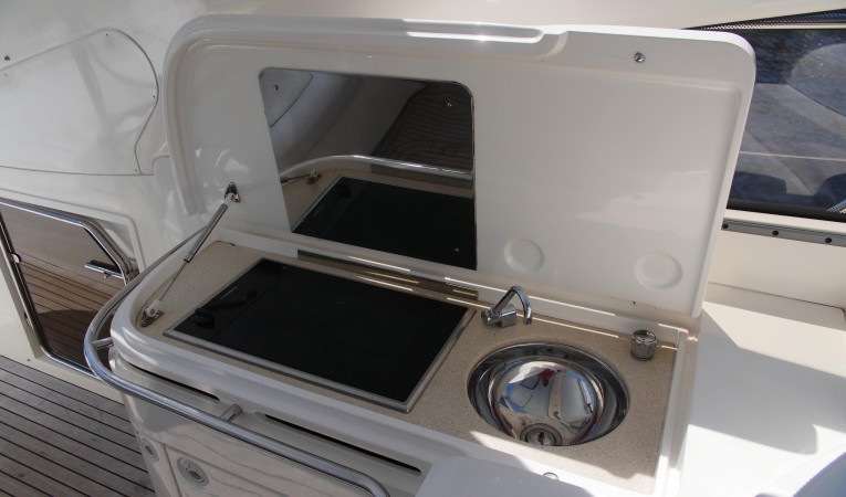 50 Viking Princess Aft Wet Bar With Grill