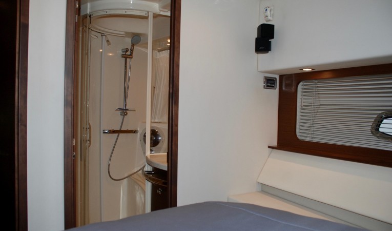 58 Sea Ray VIP Day Head Entrance