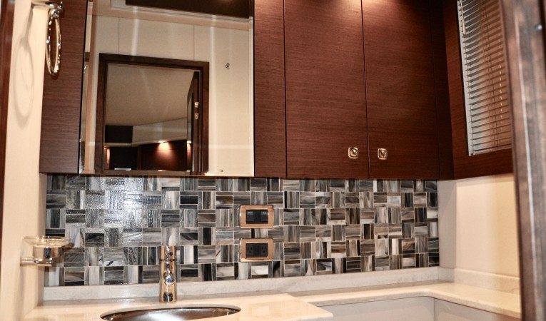 58 Sea Ray Master Ensuite Head