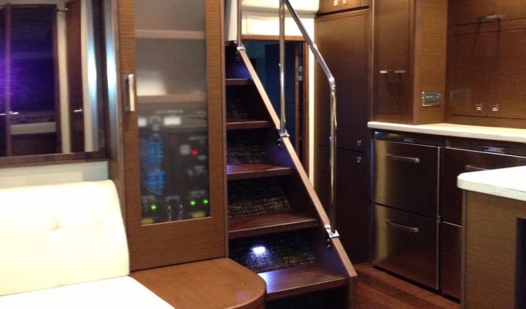 58 Sea Ray Salon Entrance