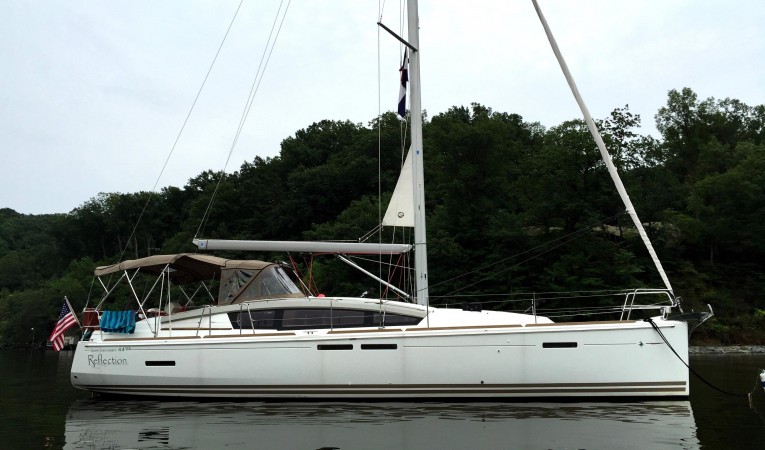 44 Jeanneau At Anchor