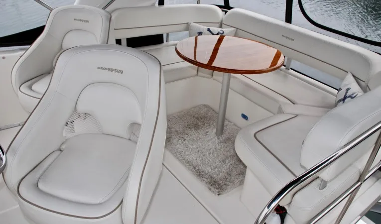 34 Silverton Flybridge Seatting