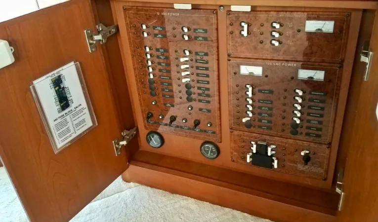 34 Silverton AC/DC Breaker Panel