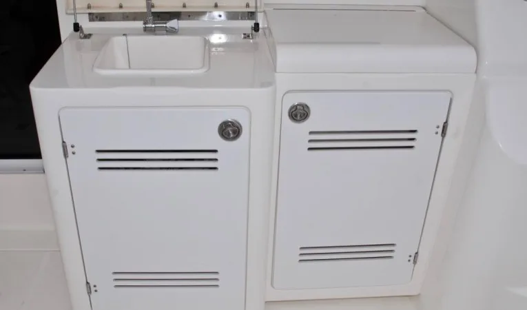 34 Silverton Cockpit Wet Bar