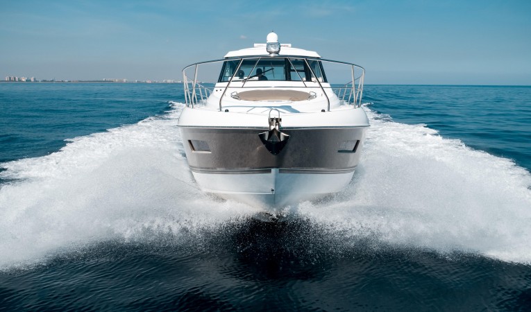 48 Cruisers Yachts Bow
