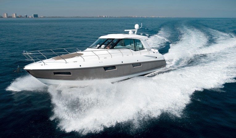 48 Cruisers Yachts Port