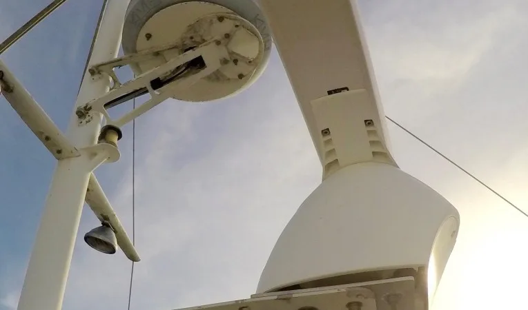42 Grand Banks Array Antenna/ TracVision4