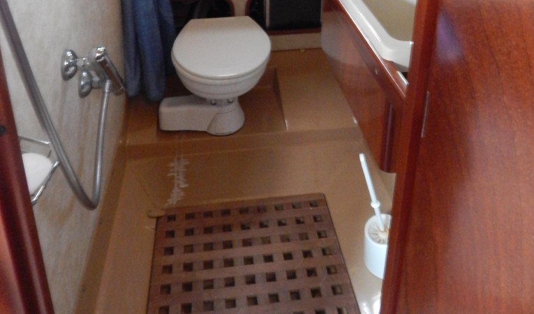 53 Amel Aft Head w/shower