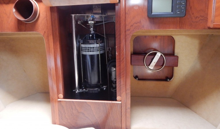 53 Amel Regractable Bow thruster
