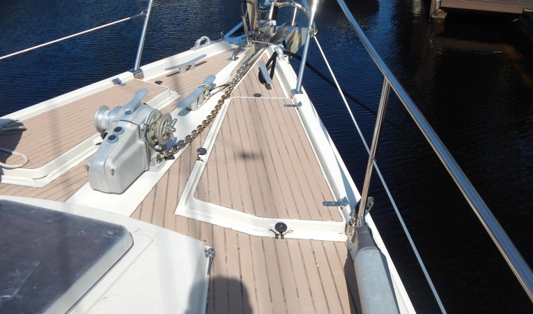 53 Amel Forward deck - Windlass