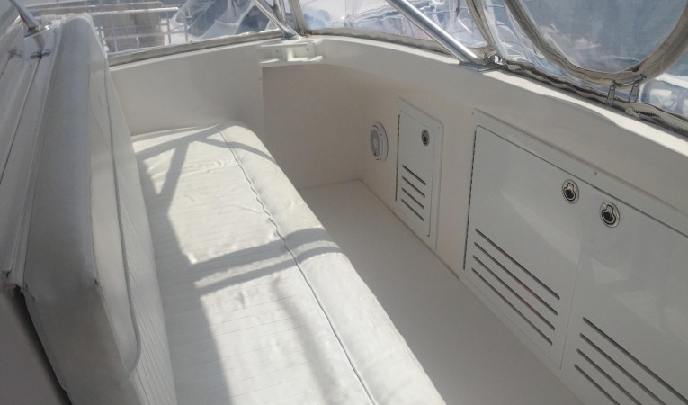 35 Luhrs Flybridge Foward Seating Area
