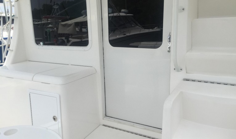 35 Luhrs Cockpit Entertaiment