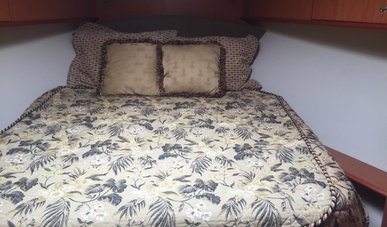 35 Luhrs Master Stateroom