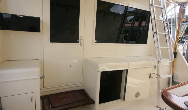 52 Hatteras Cockpit to Starboard