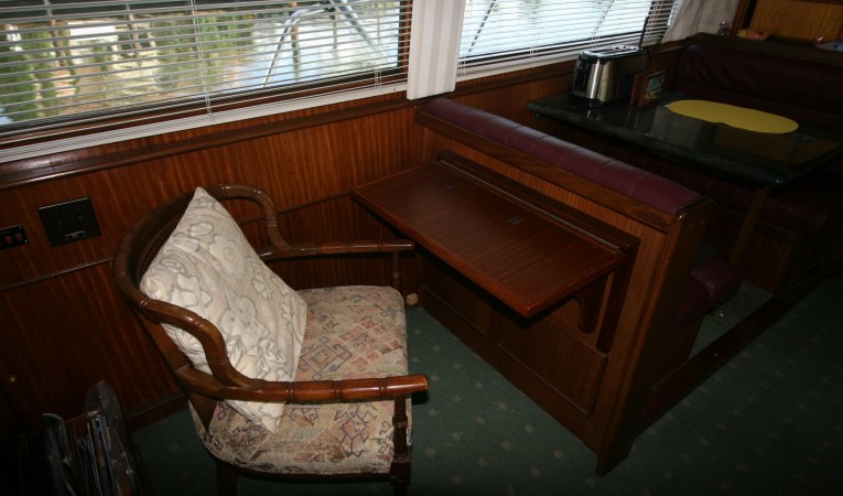 52 Hatteras Salon work station