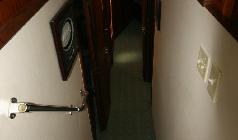 52 Hatteras Companionway