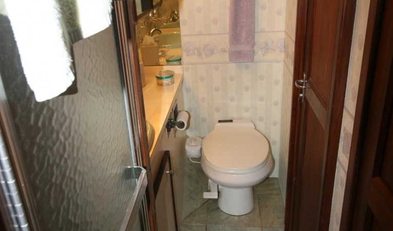 52 Hatteras Guest/Day Head