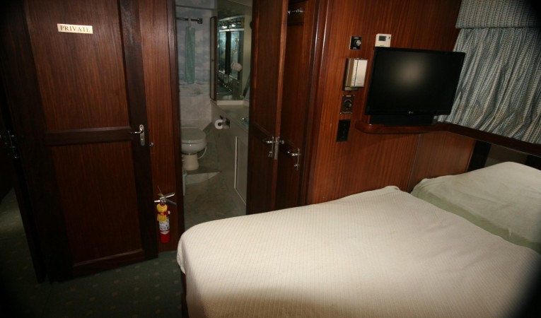 52 Hatteras Master Stateroom