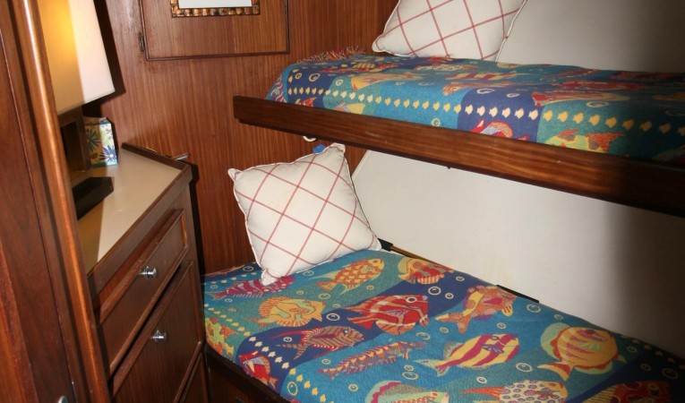 52 Hatteras Forward Stateroom