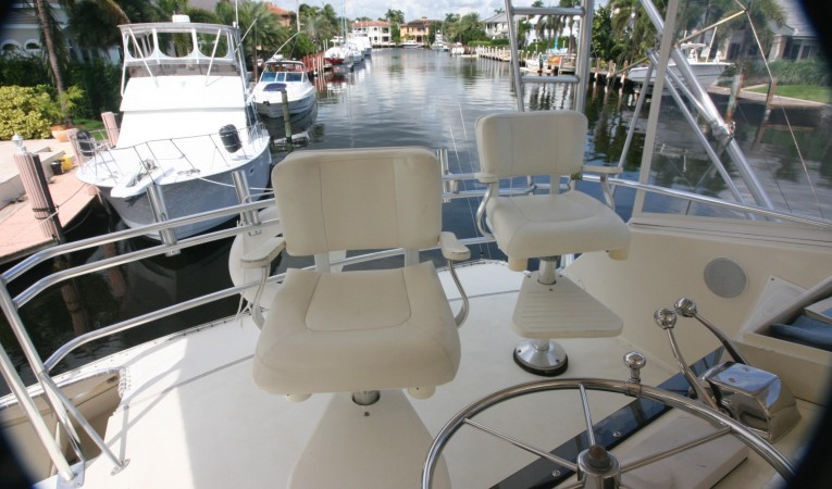 52 Hatteras Flybridge Aft