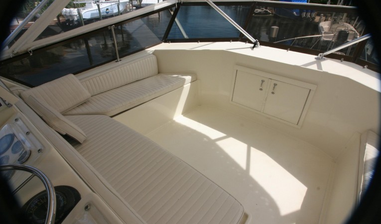 52 Hatteras Flybridge forward seating