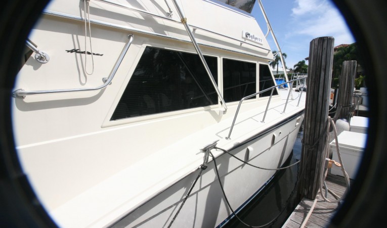 52 Hatteras Side windows