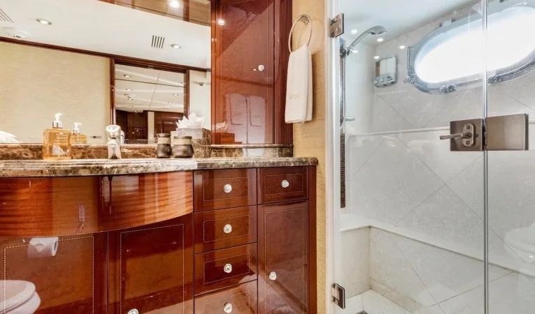 133 Broward Guest King Bath