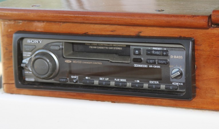 36 Albin Salon Radio