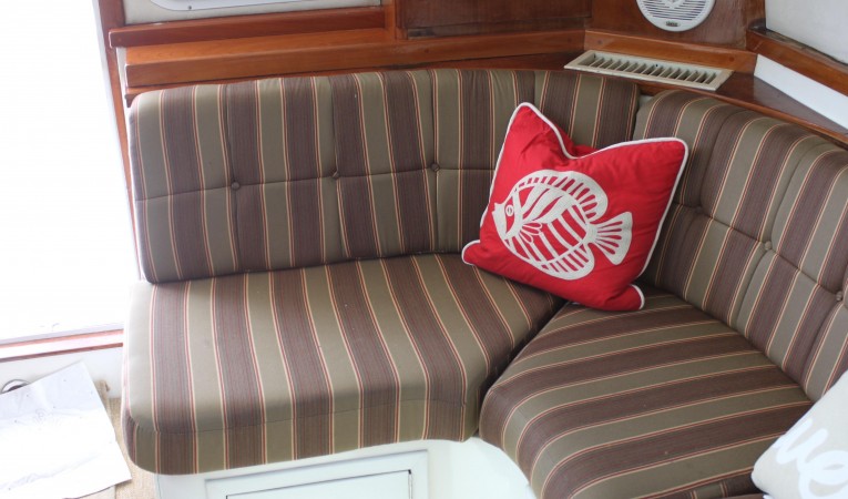 36 Albin Salon Couch