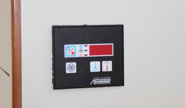 36 Albin Stateroom A/C controls