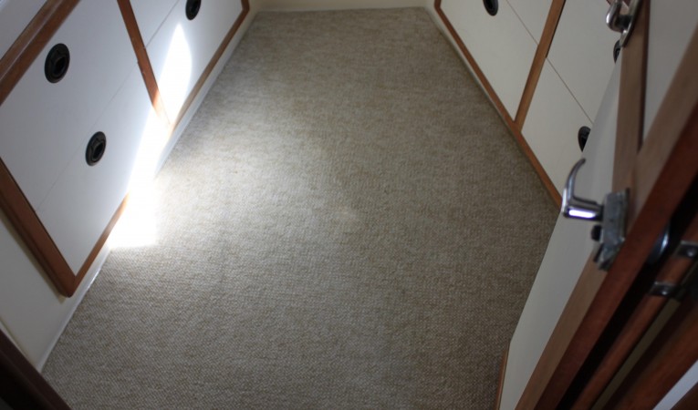 36 Albin V-birth carpet/storage