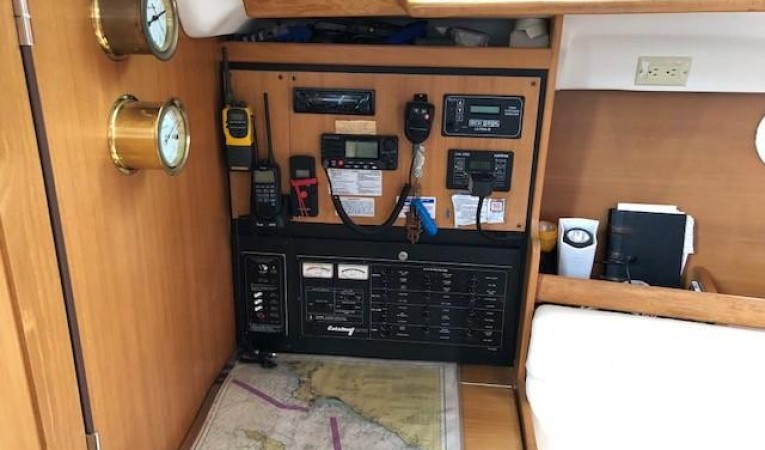 35 Catalina Nicely Equipped Navigation Station