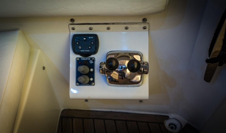 56 Carver Cockpit Docking Station, Engine Controls, Bow/Stern Thruster