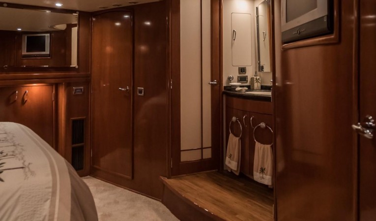 56 Carver Master Vanity, Seperate Head & Shower/Tub