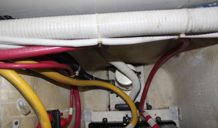 56 Carver CLEAN BILGE AND PUMP, DRY!!!