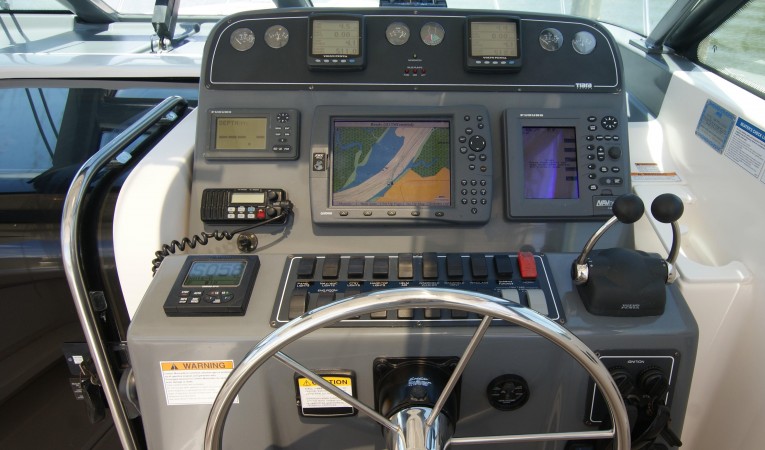 32 Tiara helm detail