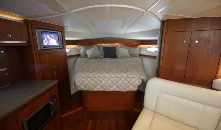 32 Tiara forward to centerline queen