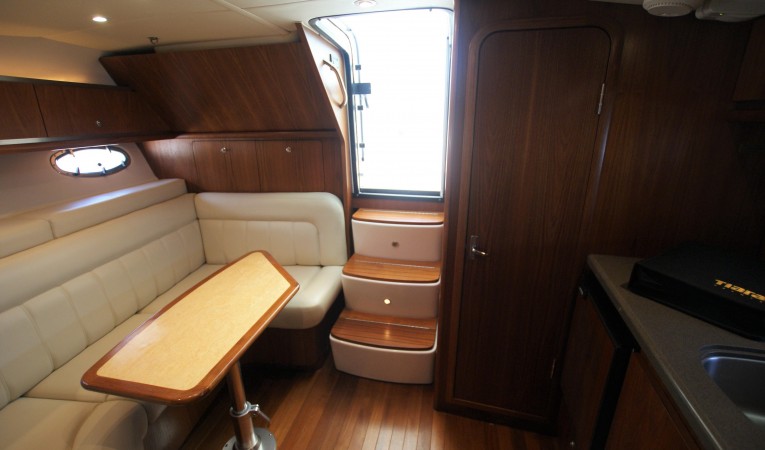 32 Tiara aft in salon