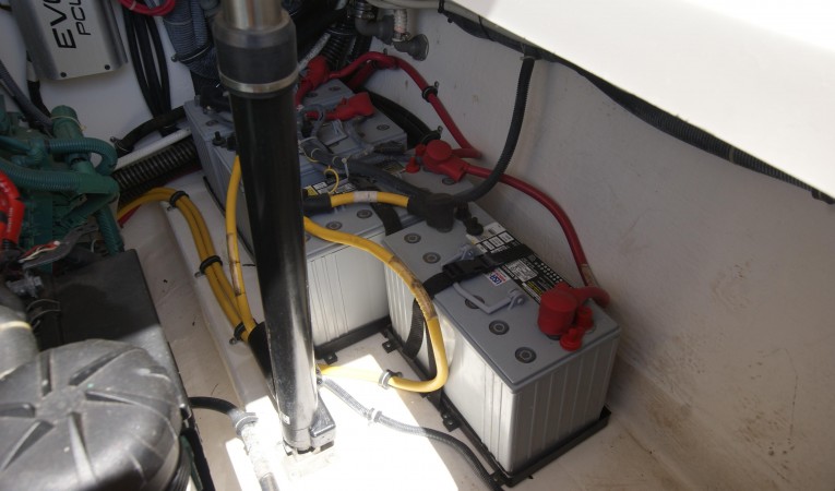 32 Tiara battery bank