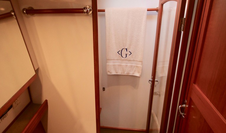 54 Hylas Guest head and shower