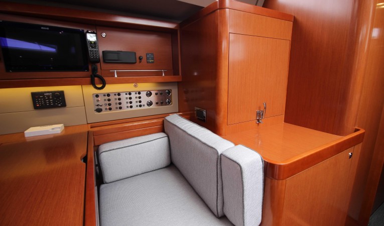 60 Beneteau Chart table