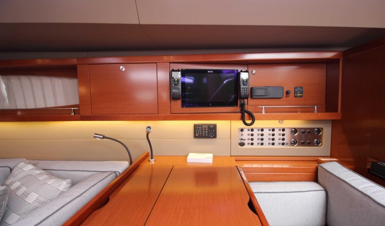 60 Beneteau Chart table