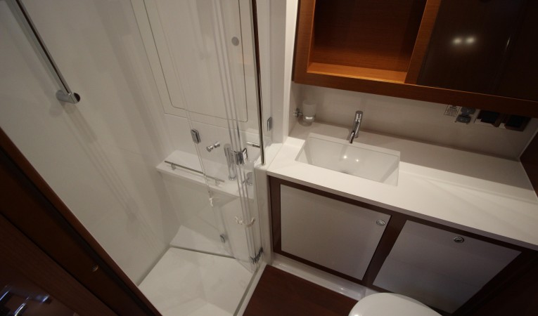 60 Beneteau Stbd aft head